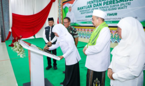 Resmikan : Gubernur Jawa Timur, Khofifah Indar Parawansa, meresmikan Pembangkit Listrik Tenaga Surya (PLTS) atap berkapasitas 10.000 Watt di Pondok Pesantren (Ponpes) Al-Amien Prenduan, Kabupaten. Sumenep (ist)